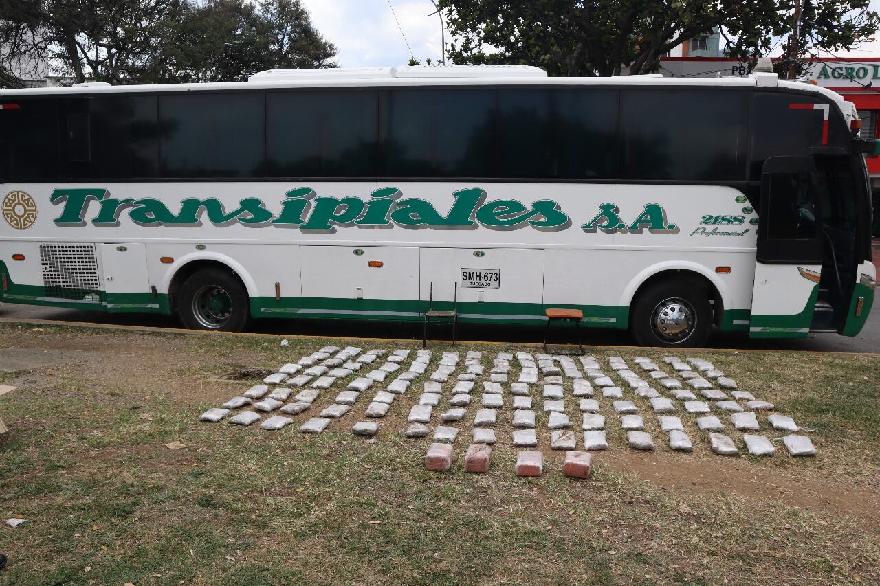 Cae bus en Cali con 64 kilos de marihuana camuflados en sus compartimientos