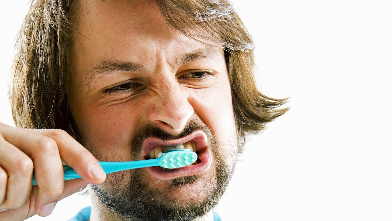 Sarro dental: ¿por qué sale a pesar de cepillarse los dientes todos los días?