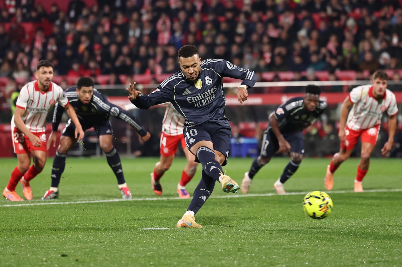 El delantero francés del Real Madrid, Kylian Mbappé, marca un gol de penalti durante el partido de la liga española entre el Girona FC y el Real Madrid CF en el estadio Montilivi de Girona el 30 de noviembre de 2025. (Foto de Josep LAGO / AFP)