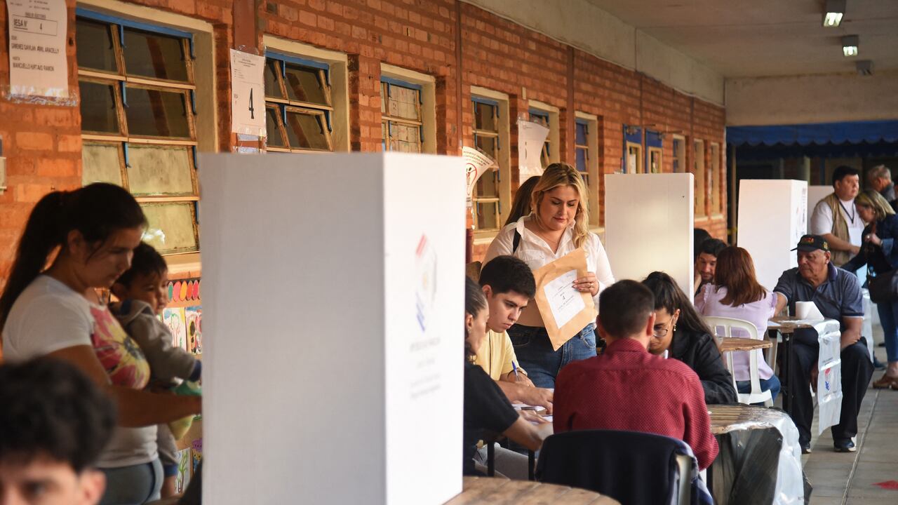 Los paraguayos emiten su voto durante las elecciones nacionales en Asunción.
Foto: Agencia AFP