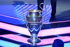 Esta fotografía muestra el trofeo de la UEFA Champions League, antes del sorteo de la fase de grupos del torneo de fútbol de la UEFA Champions League 2025-2026, en el Foro Grimaldi de Mónaco el 28 de agosto de 2025. (Foto de Frederic DIDES / AFP)