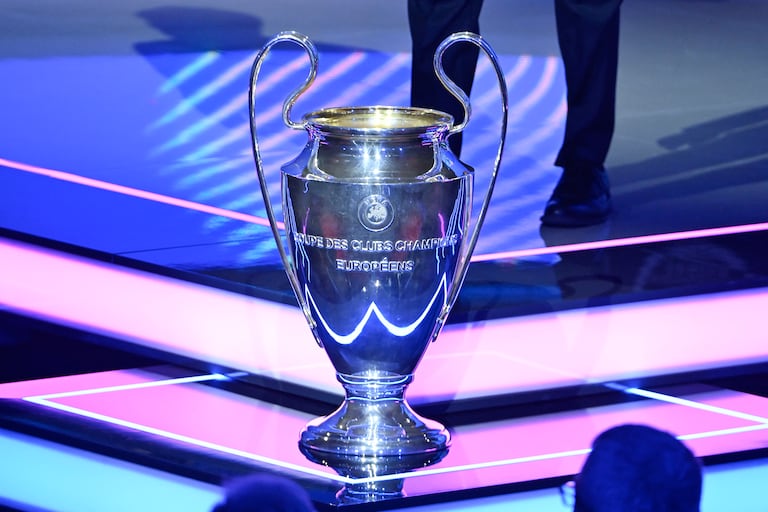 Esta fotografía muestra el trofeo de la UEFA Champions League, antes del sorteo de la fase de grupos del torneo de fútbol de la UEFA Champions League 2025-2026, en el Foro Grimaldi de Mónaco el 28 de agosto de 2025. (Foto de Frederic DIDES / AFP)