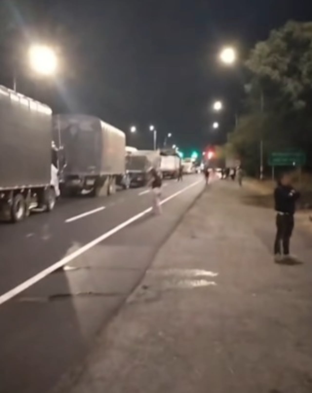 Filas de vehículos de carga, transporte público y particulares se formaron sobre la vía Panamericana debido al cierre preventivo en Villa Rica por la presencia de un presunto artefacto explosivo. La movilidad fue normalizada luego de la intervención de las autoridades.