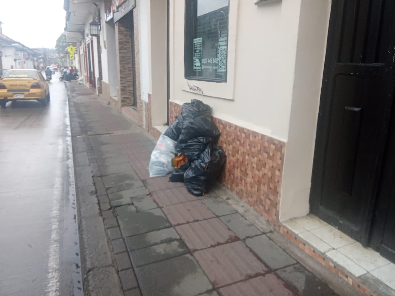 En menos de 24 horas, las calles de Popayán comenzaron a llenarse de residuos tras la suspensión del servicio de recolección.