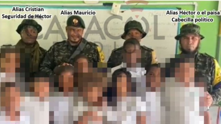 En las imágenes se observa a integrantes de la estructura Franco Benavides junto con estudiantes.