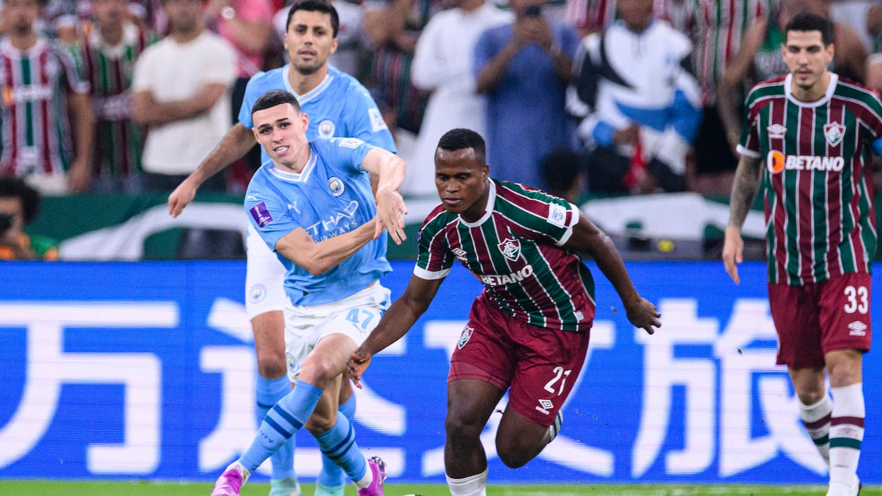 Jhon Arias de Fluminense (C) dribla a Phil Foden de Manchester City (L) durante el partido final de la Copa Mundial de Clubes de la FIFA entre Manchester City y Fluminense en King Abdullah Sports City el 22 de diciembre de 2023 en Jeddah, Arabia Saudita.