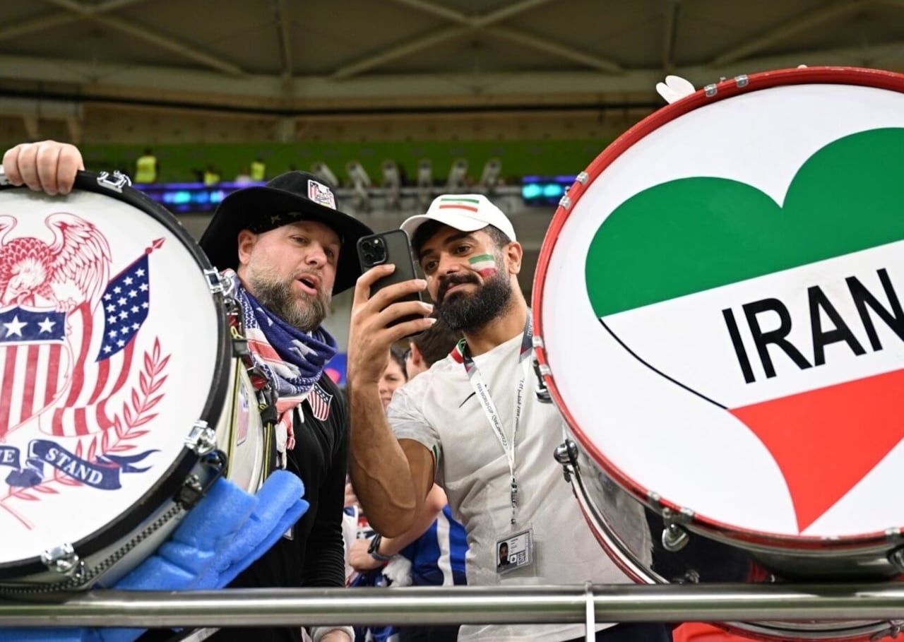 Los hinchas de Irán y Estados Unidos intentaron vivir el partido en un ambiente muy distinto al político. Foto: AFP.