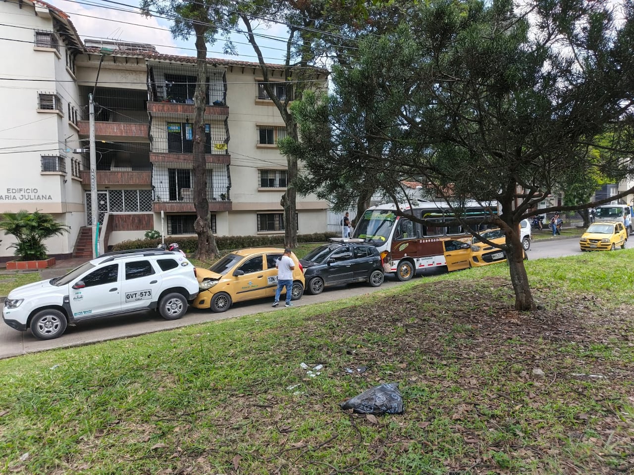 Choque múltiple entre al menos siete vehículos mantiene bloqueada la avenida 4 con 34 y genera fuertes congestiones hacia la terminal de transportes.