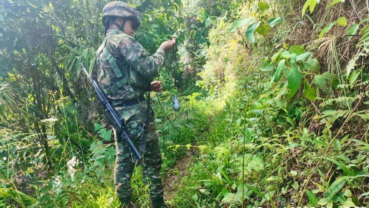 Los militares desactivaron varias minas antipersona, las cuales fueron instaladas en el predio donde se construyen el acueducto para la vereda Los Pinos, zona rural de Argelia.