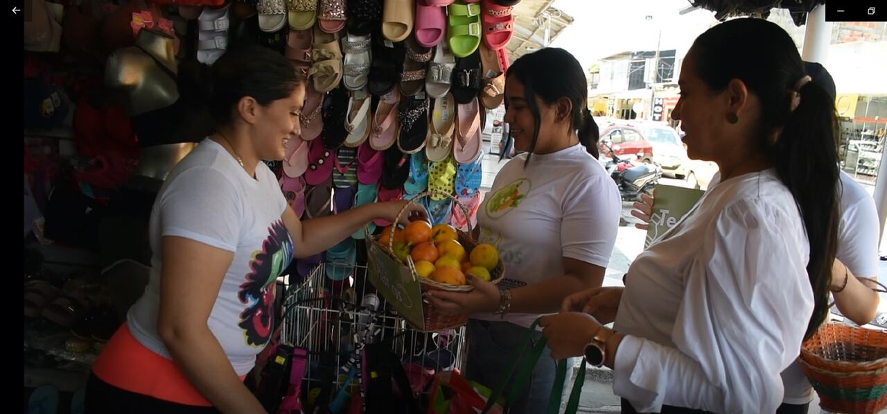 Niños y adultos hicieron parte de un canje ecológico en el que a cambio de botellas plásticas obtuvieron frutas como manzanas, naranjas, mandarinas y granadillas.
