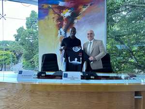 El futbolista Adrián Ramos, a través de su fundación, y el rector de la Universidad Santiago de Cali (USC), Carlos Andrés Pérez, firmaron la alianza en favor de los niños en Cali.