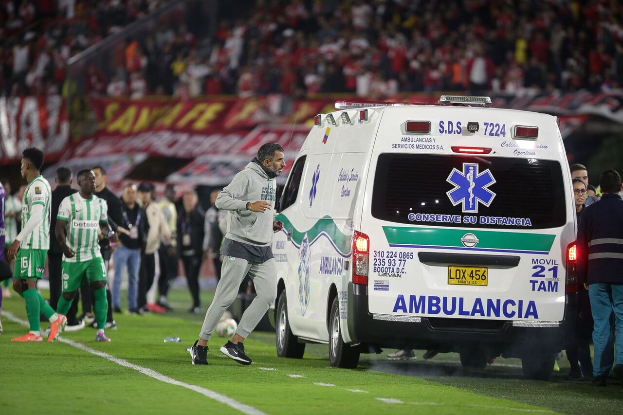 Momento en el que la ambulancia entre al campo de juego del estadio El Campín tras el desmayo de Andrés Felipe Román.
