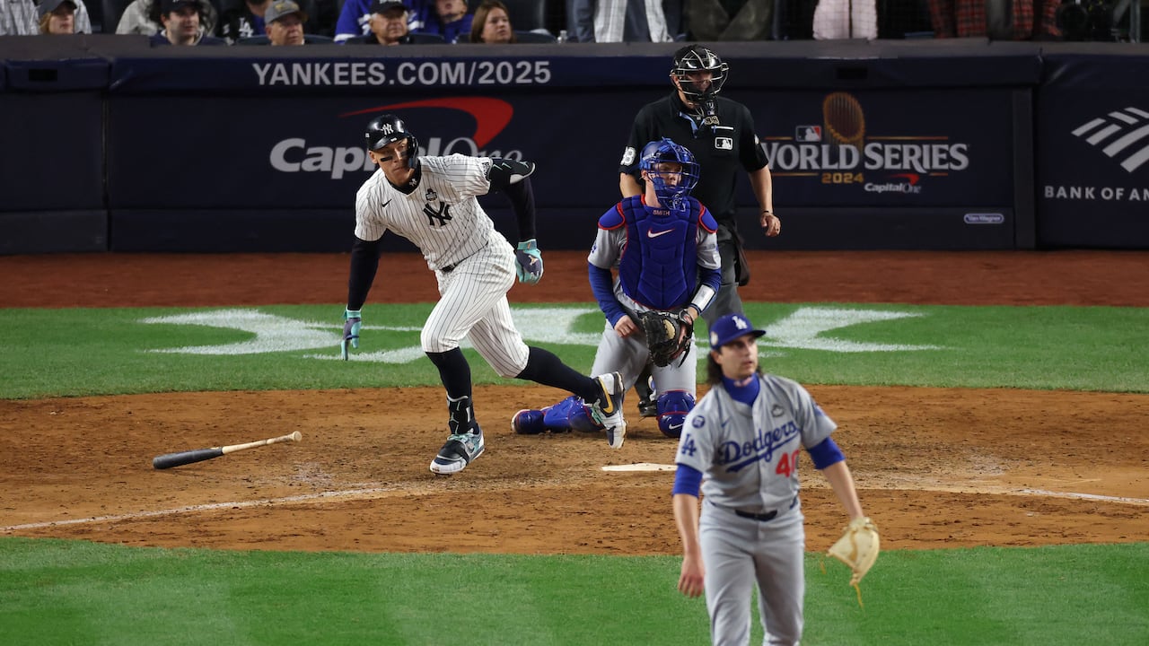 Aaron Judge # 99 de los Yankees de Nueva York lanza un sencillo durante la octava entrada del cuarto juego de la Serie Mundial 2024 contra los Dodgers de Los Ángeles en el Yankee Stadium el 29 de octubre de 2024 en el distrito del Bronx de la ciudad de Nueva York.