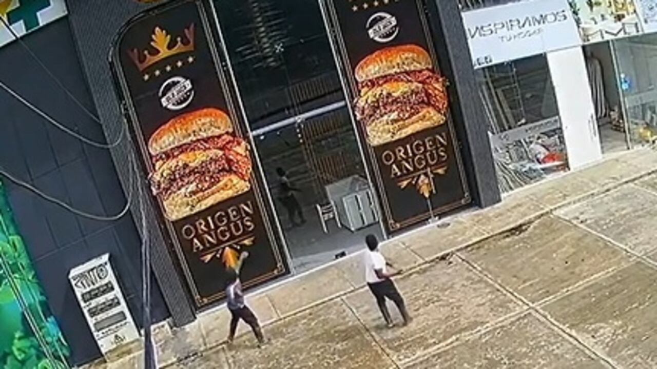 Dos sujetos llegaron al lugar encapuchados para después lanzar las grandes piedras contra la entrada del establecimiento comercial.