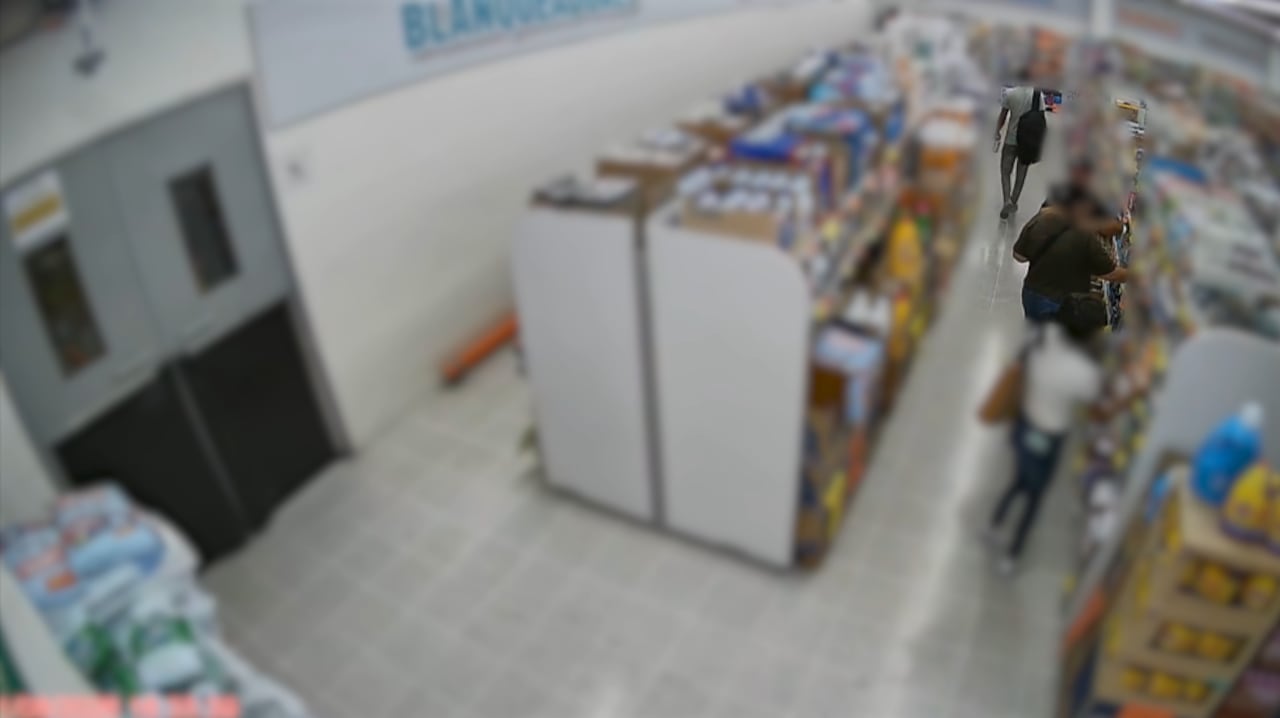 Cámaras de seguridad habrían registrado el momento en que los sospechosos escondían productos en bolsos y maletines.