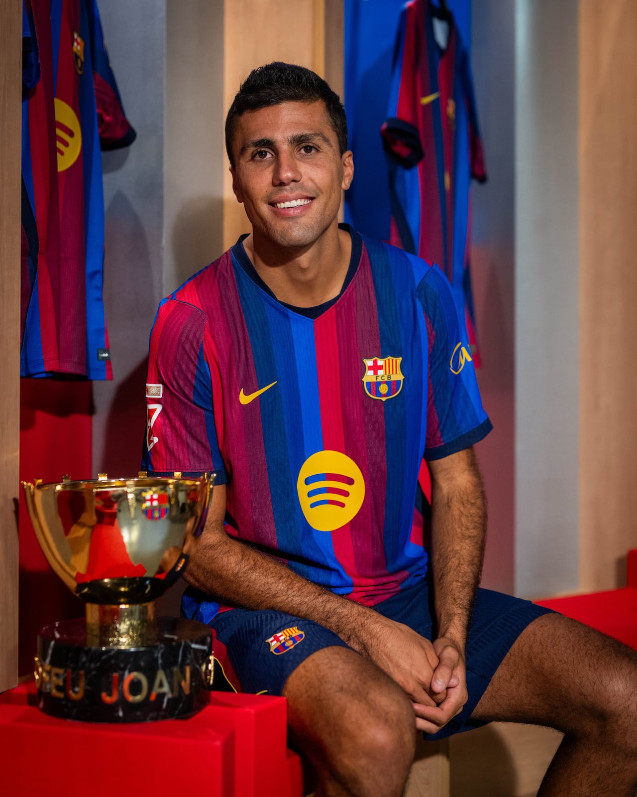 Rodri con el trofeo Joan Gamper con los colores del FC Barcelona.