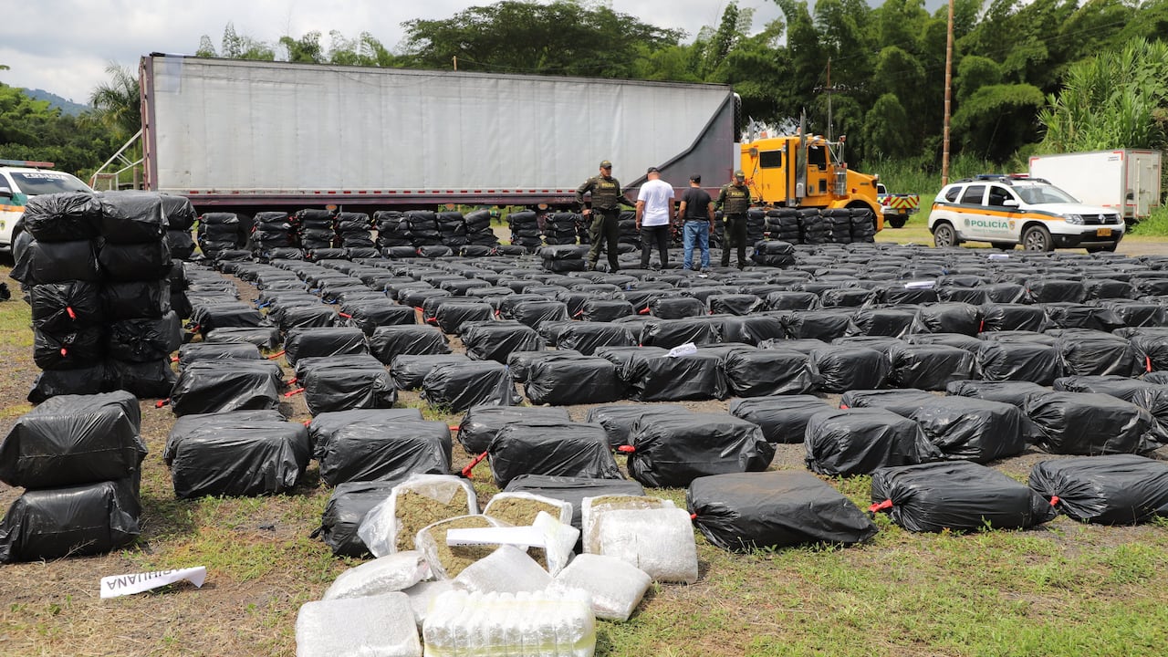 El cargamento fue incautado por las autoridades y las dos personas detenidas fueron dejadas a disposición de la autoridad competente.