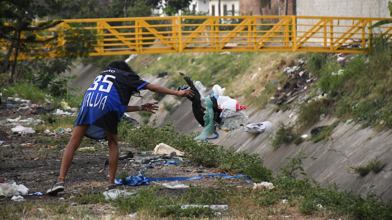 Cali: Galería Santa Elena entre la falta de cultura ciudadana ( basura, desechos alimenticios, trancones), invasión al espacio público y una exótica gama de colores. Foto José L Guzmán