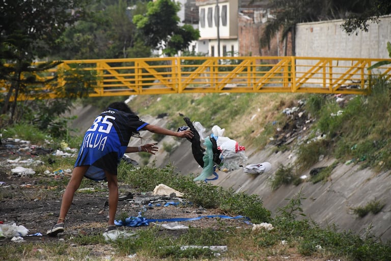 Cali: Galería Santa Elena entre la falta de cultura ciudadana ( basura, desechos alimenticios, trancones), invasión al espacio público y una exótica gama de colores. Foto José L Guzmán