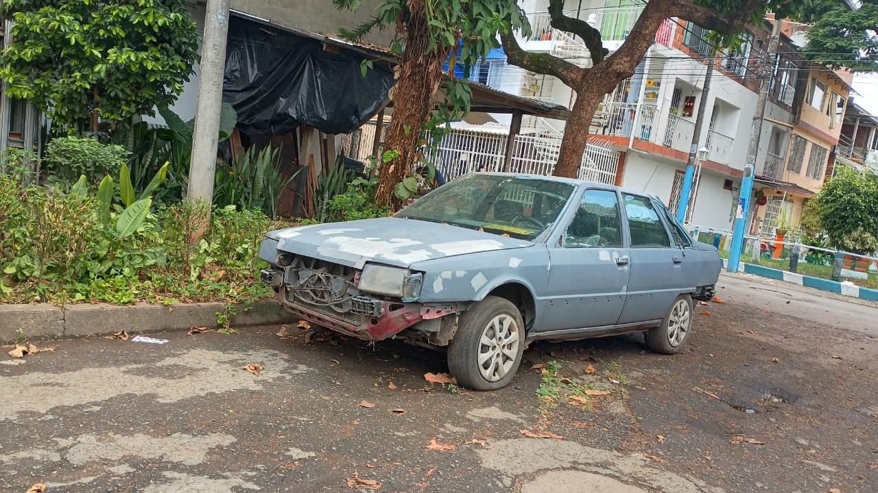 Vecinos denuncian que varios vehículos permanecen abandonados durante meses, ocupando espacios destinados al tránsito y al uso de la comunidad.