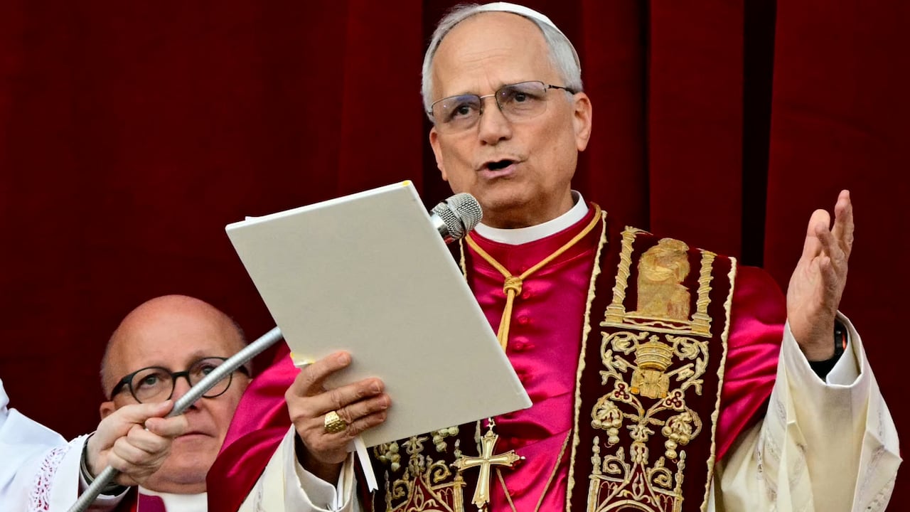 Esta es la vestimenta del nuevo Papa.