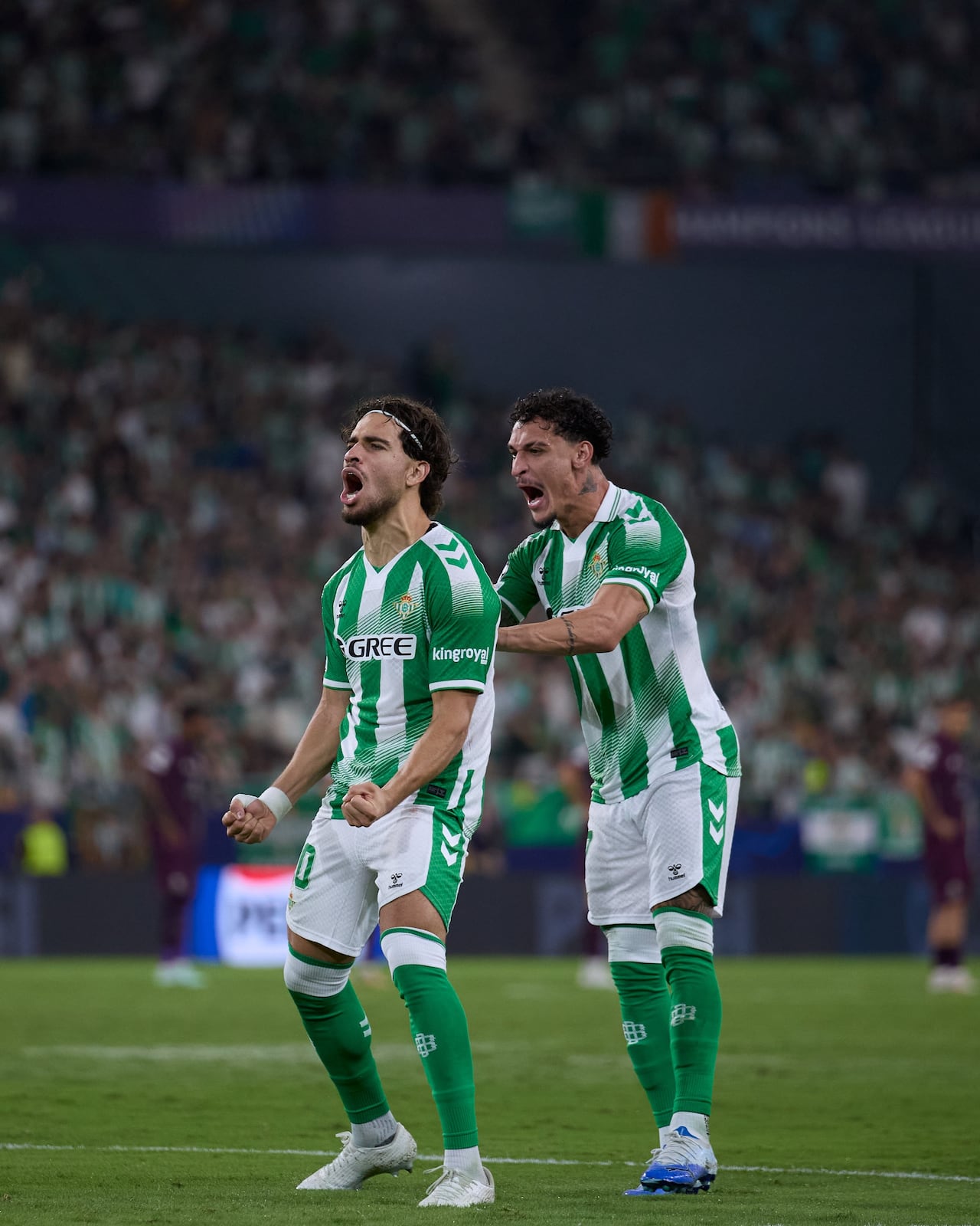 Jugadores del Betis celebran uno de los goles de la victoria contra el Porto en la Champions League.