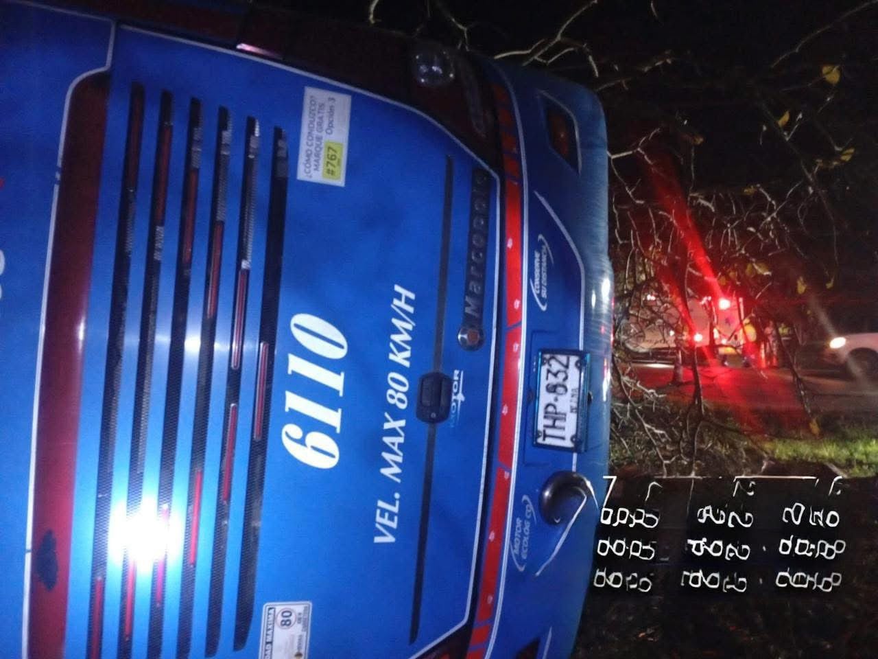 Varias personas mueren tras volcamiento de bus en la vía Ibagué–Bogotá