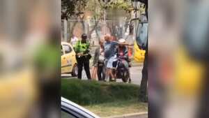 Un Policía llegó a la escena y calmó a los protagonistas.