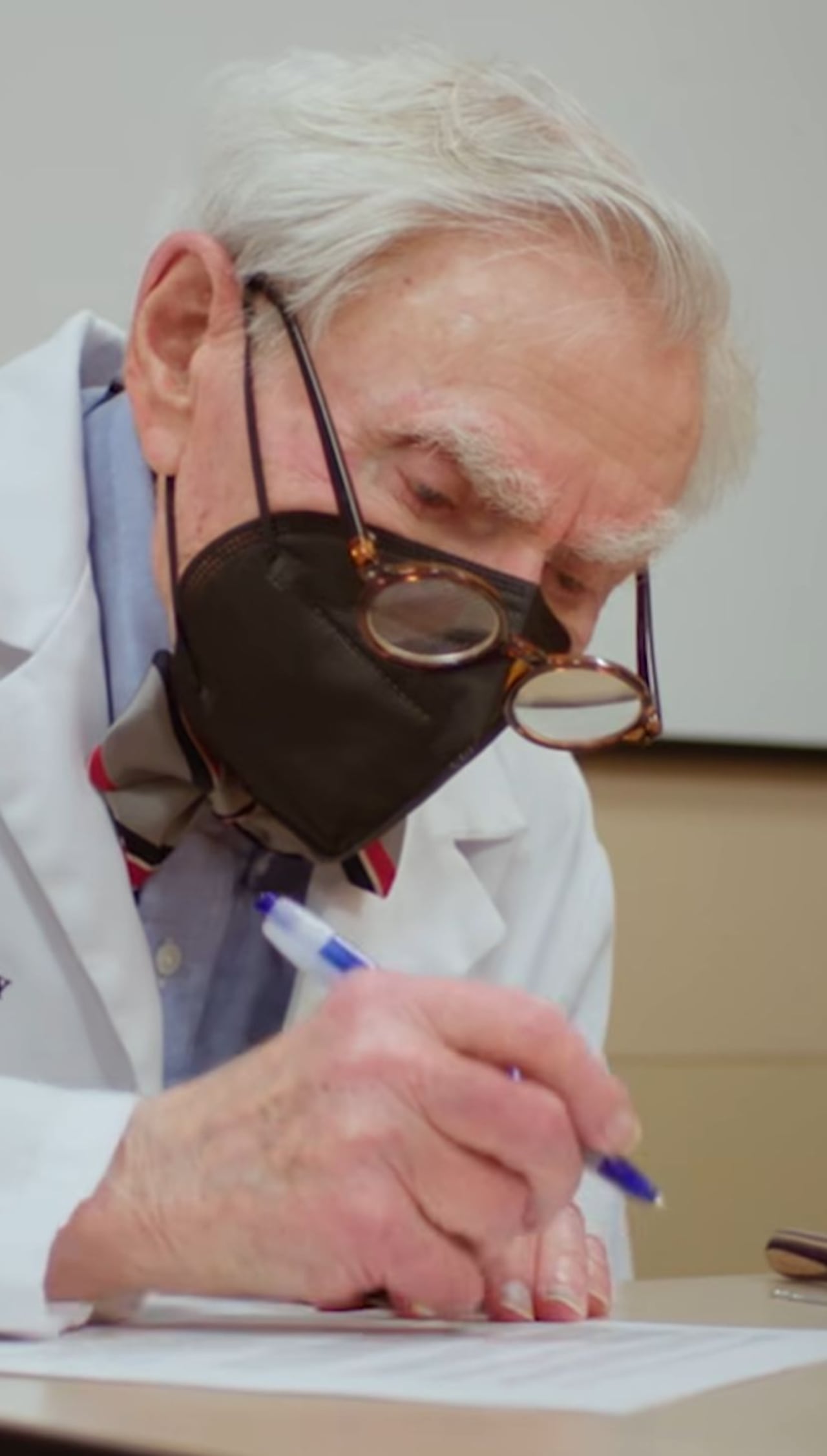 Médico, Howard Tucker