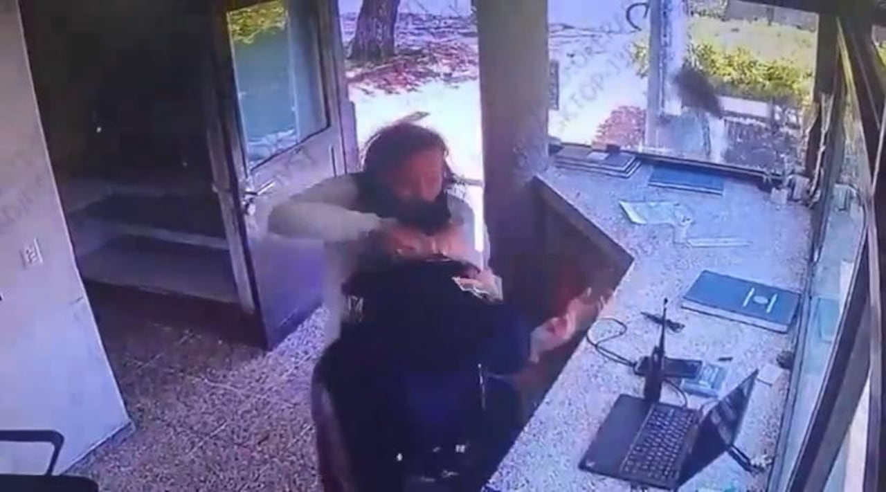 Este es el momento en el que Michael Felipe Santos ataca al oficial de policía dentro del CAI en Bogotá.