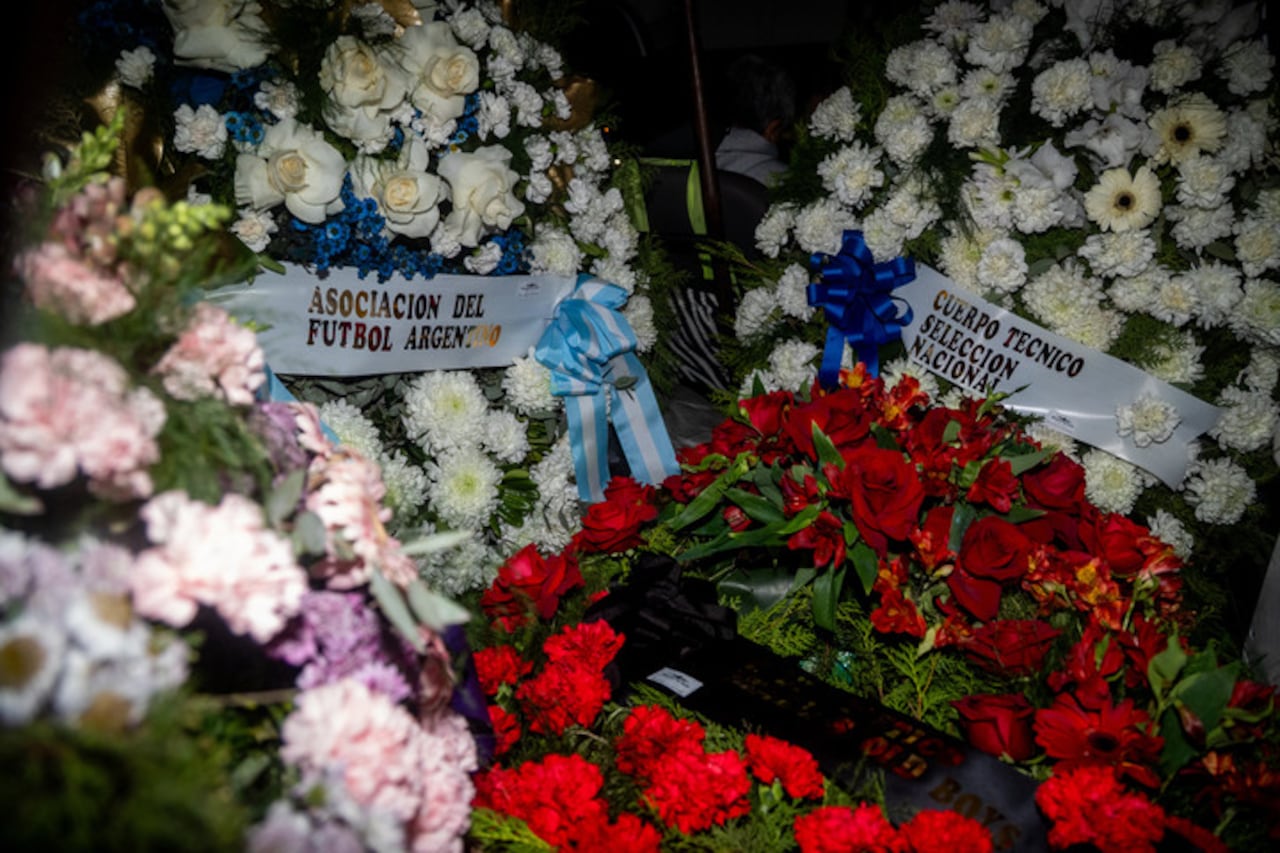 Varios ofrendas florares recibió la familia de Lionel Messi, de la selección argentina y la AFA, por el fallecimiento de su padre, Jorge.