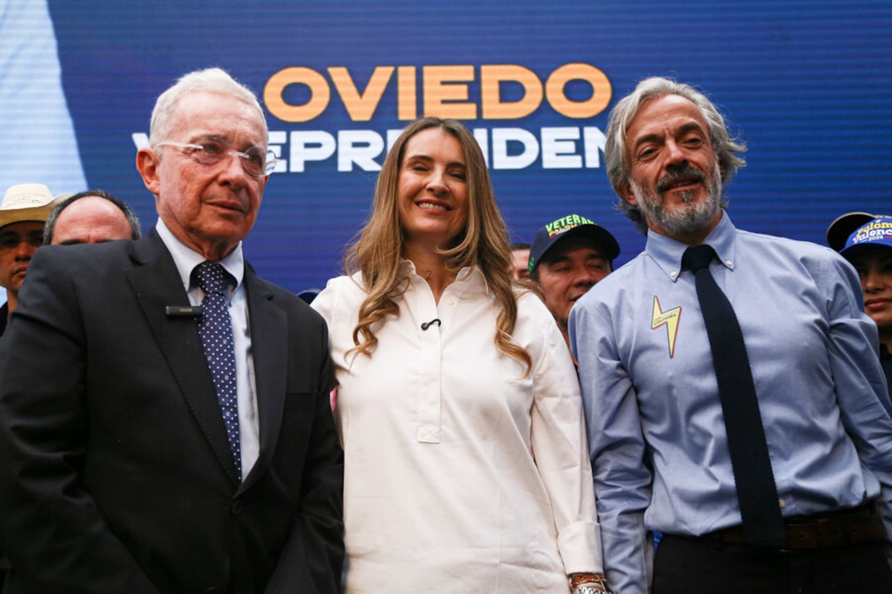 La candidata Paloma Valencia junto a su fórmula vicepresidencial, Juan Daniel Oviedo realizaron la inscripción de su candidatura en la Registraduria Nacional.