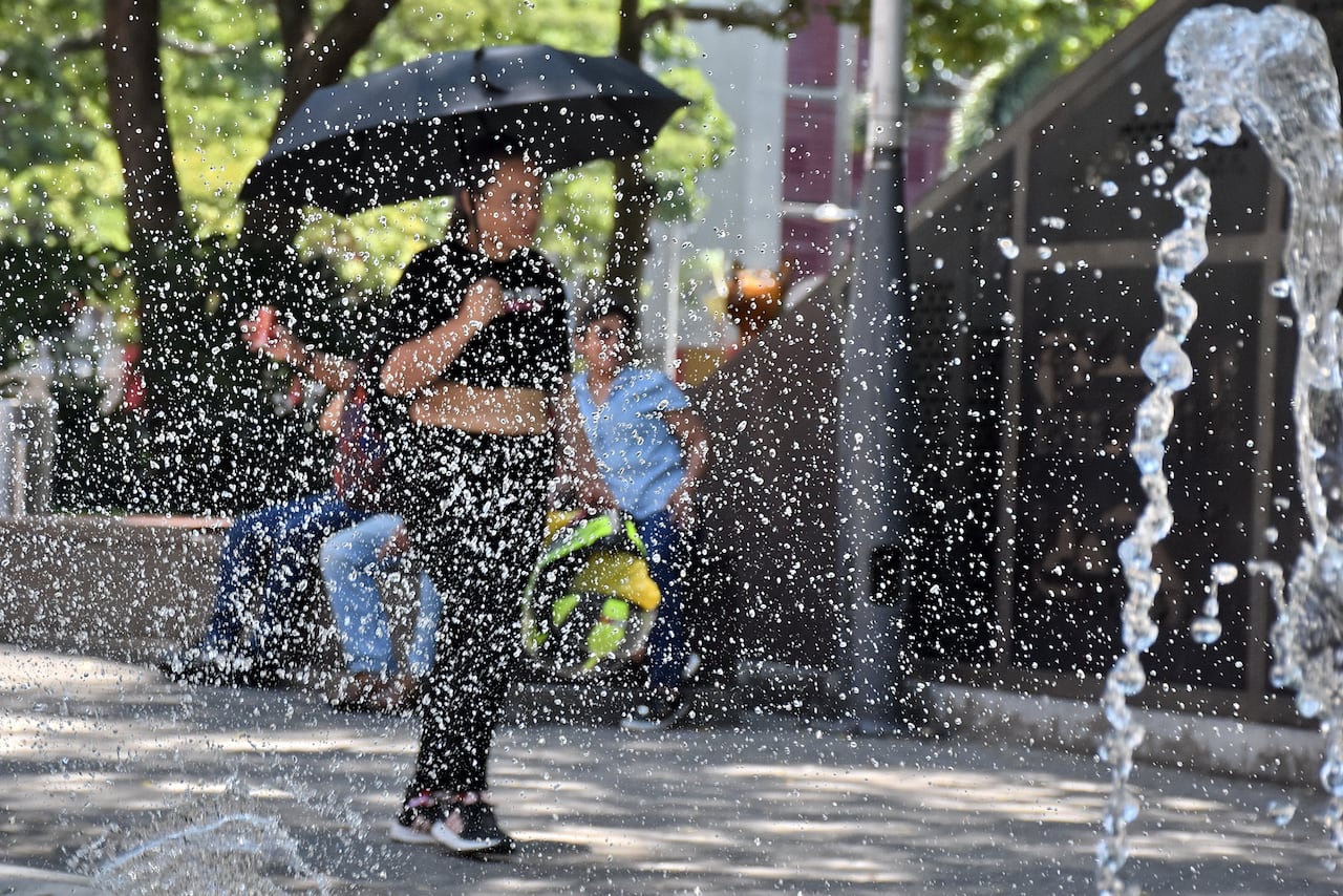 Santiago de Cali amaneció hoy con temperaturas aproximadas a los 34 Grados, esto debido al fenómeno del niño y los caleños se las ingenian para protegerse del inclemente sol que por estos días golpea a la ciudad.