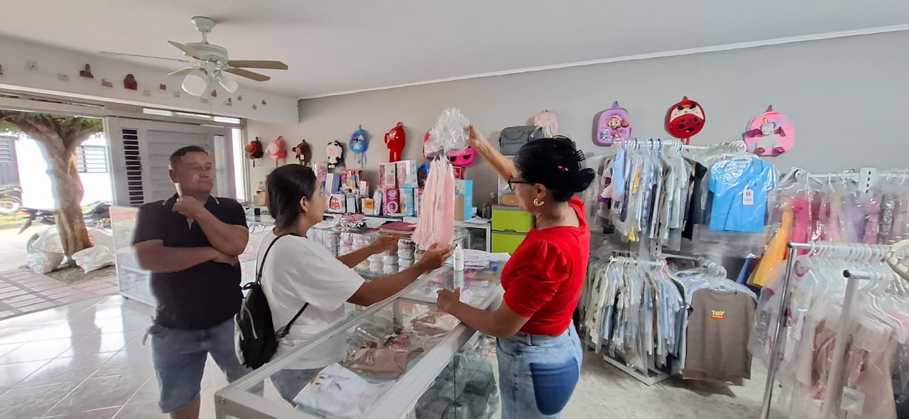 Los comerciantes trasladaron sus negocios a las salas de sus hogares.
