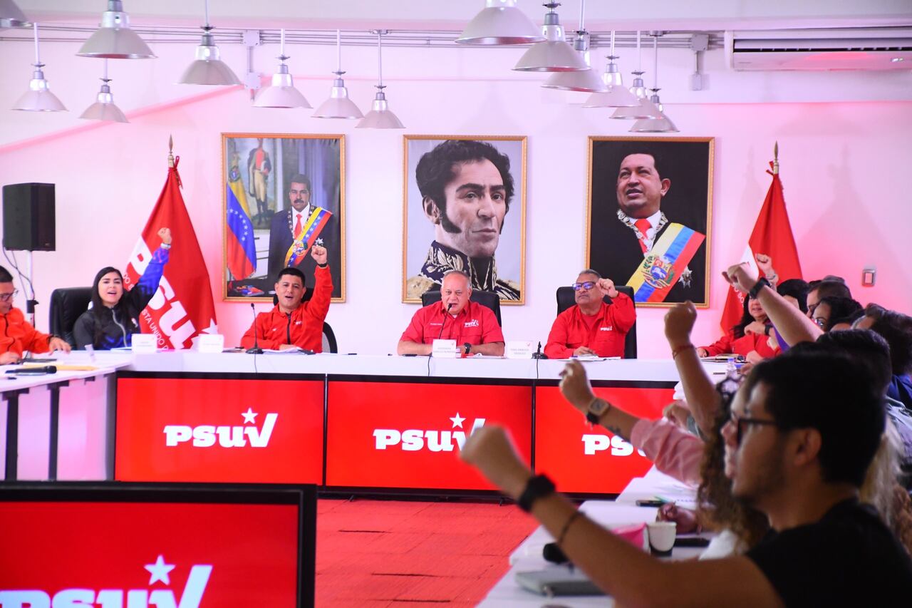 El primer vicepresidente del PSUV se reúne con su equipo en Venezuela