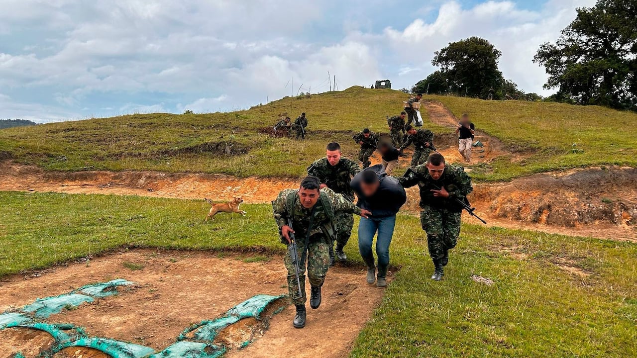 Según informó la Defensoría del Pueblo, en la zona se enfrentan el llamado Bloque Amazonas, bajo el mando de alias Iván Mordisco, máximo jefe del Estado Mayor Central de las disidencias y la estructura Jhon Linares del Bloque Jorge Suárez Briceño que hace parte del denominado Estado Mayor de los Bloques, y que a su vez es comandado por alias Calarcá, otro jefe disidente.