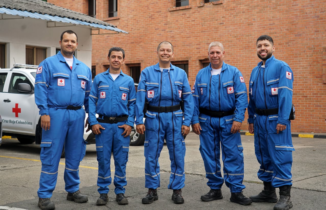 Jhon Henry Sebastián Castillo Oviedo, Carlos Alberto López, Fernando Rojas, Carlos Morales y Bayron Tobón, integrantes del equipo de rescate vertical de la Cruz Roja que acudieron al HUV tras el terremoto.