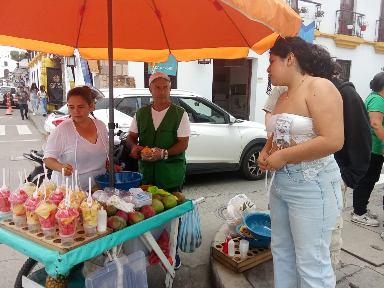 Carlos Andrés Pino y su esposa llegaron desde el Valle a Popayán para trabajar durante esta Semana Santa comercializando sandía y mango, por fortuna el clima les favoreció mucho.
