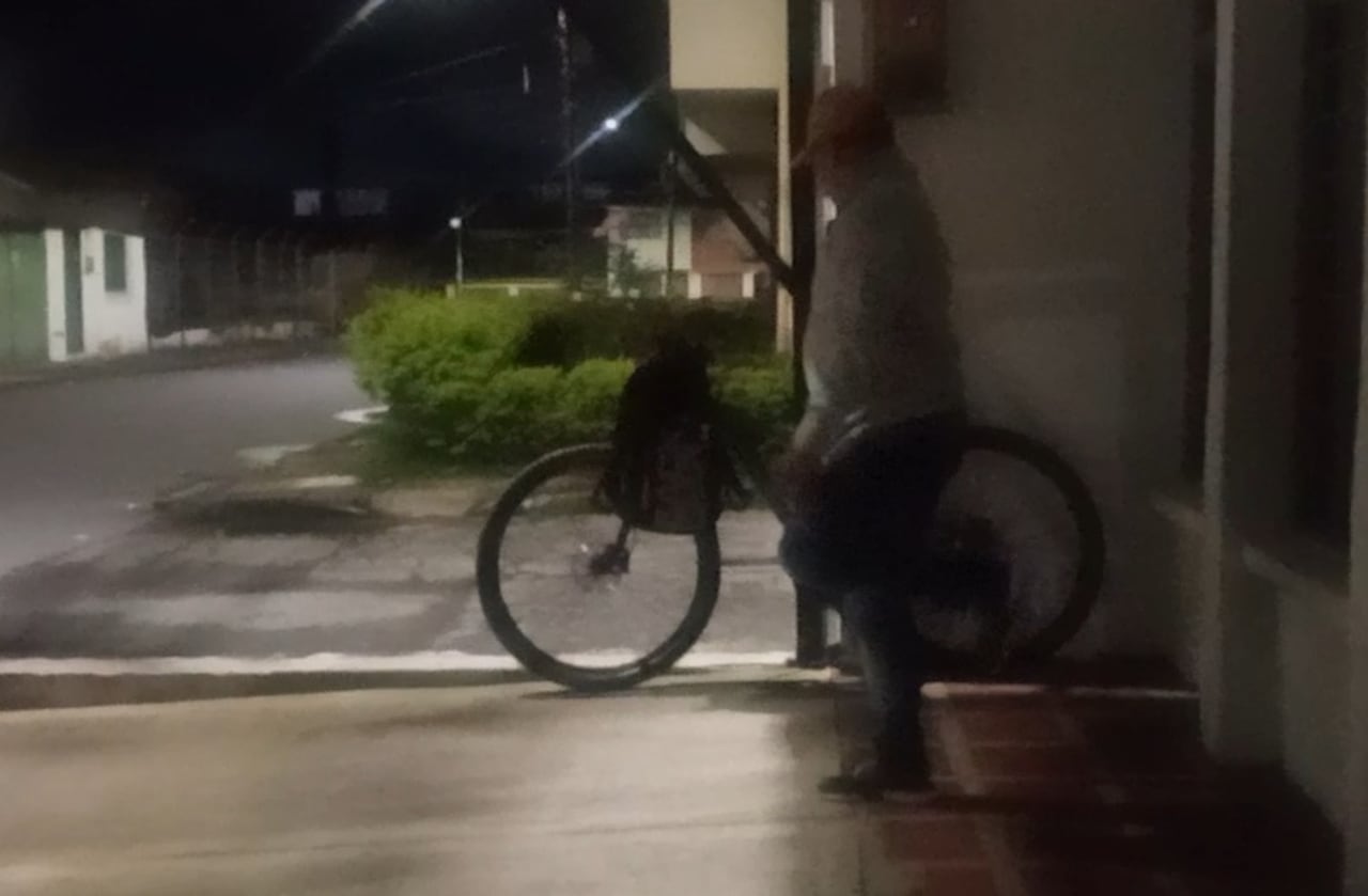 Bajo la lluvia, alrededor de 500 usuarios de la Nueva EPS se vieron obligados a esperar en este lugar para después recibir la respuesta de que no había sistema.