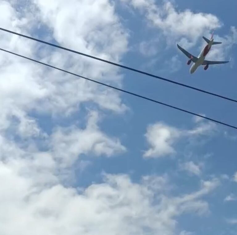 "Eso se quemó", gritaron los testigos al ver cómo salía fuego de uno de los motores de la aeronave.