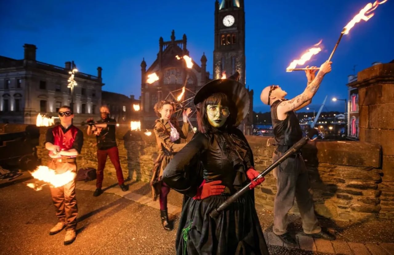 Irlanda cuenta con la presencia de varias personas con deslumbrantes disfraces.