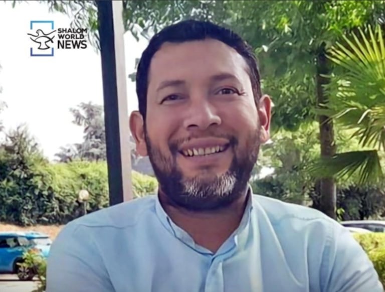 Rodrigo Grajales Gaviria, sacerdote colombiano de 45 años, se recupera tras ser apuñalado.