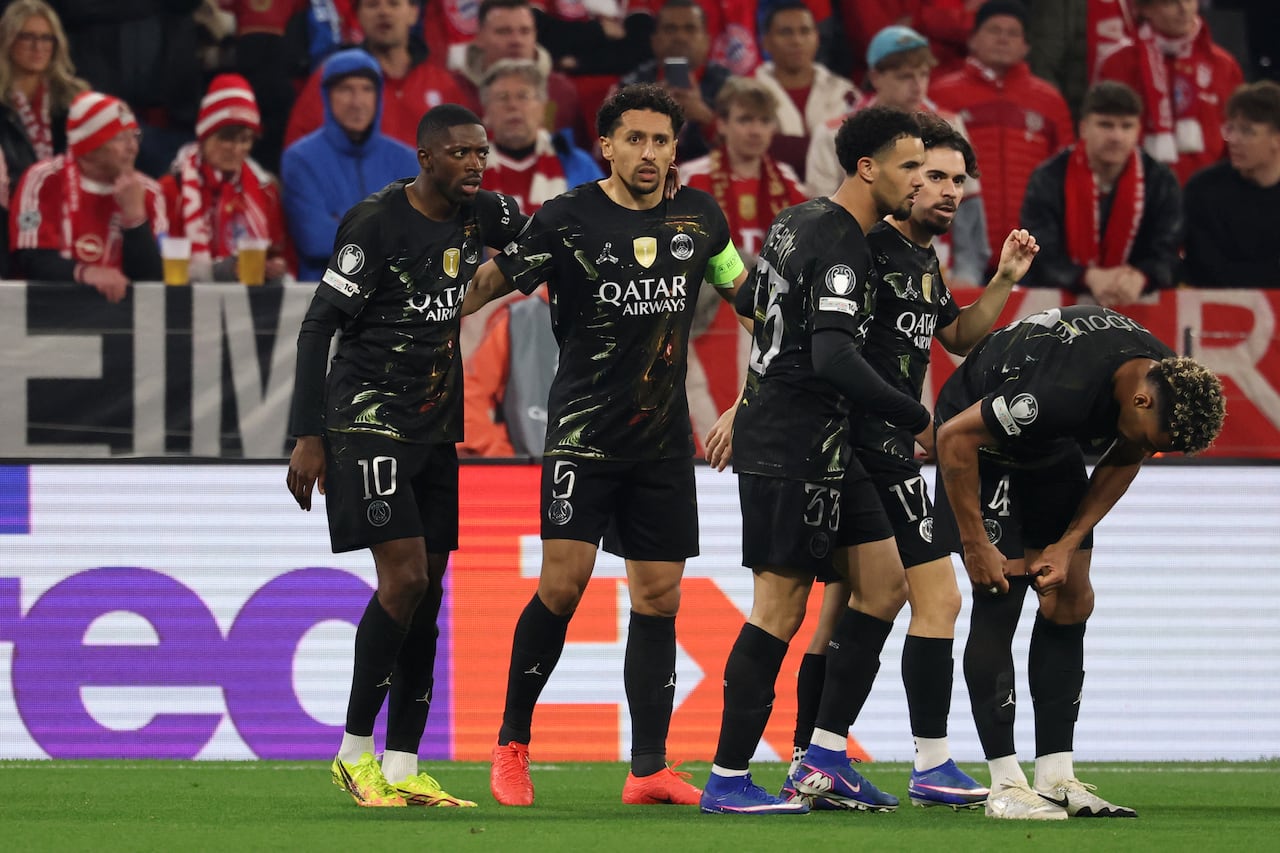 El delantero francés del Paris Saint-Germain, Ousmane Dembélé (izquierda), número 10, celebra el primer gol de su equipo con sus compañeros durante el partido de vuelta de las semifinales de la Liga de Campeones de la UEFA entre el FC Bayern de Múnich y el Paris Saint-Germain (PSG) en Múnich, al sur de Alemania, el 6 de mayo de 2026. (Foto de FRANCK FIFE / AFP)