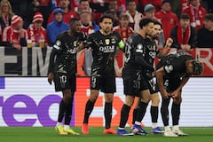 El delantero francés del Paris Saint-Germain, Ousmane Dembélé (izquierda), número 10, celebra el primer gol de su equipo con sus compañeros durante el partido de vuelta de las semifinales de la Liga de Campeones de la UEFA entre el FC Bayern de Múnich y el Paris Saint-Germain (PSG) en Múnich, al sur de Alemania, el 6 de mayo de 2026. (Foto de FRANCK FIFE / AFP)