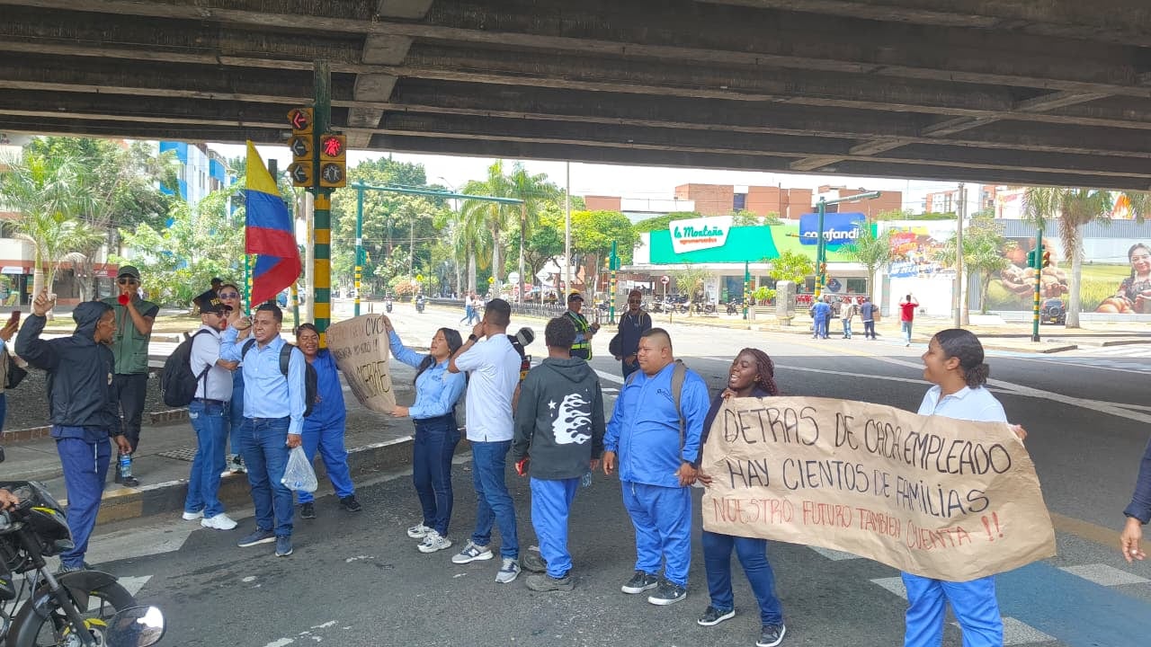 Los manifestantes han interrumpido el tráfico de manera intermitente con algunas pancartas en mano.