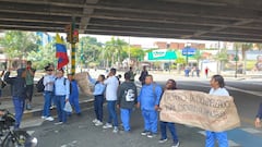 Los manifestantes han interrumpido el tráfico de manera intermitente con algunas pancartas en mano.