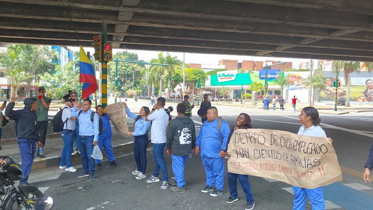 Los manifestantes han interrumpido el tráfico de manera intermitente con algunas pancartas en mano.
