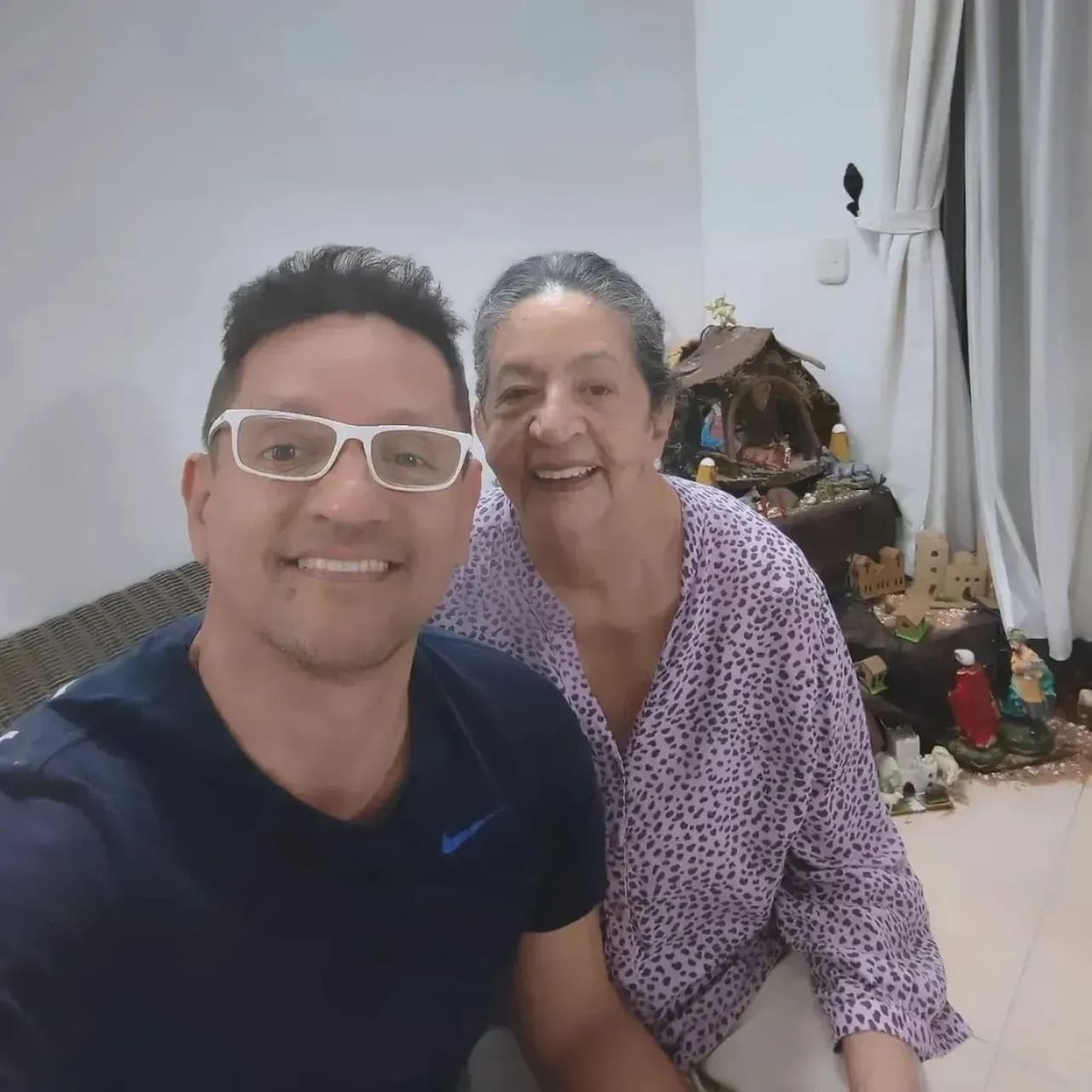 Andrés Rojas Marulanda creció en un entorno rodeado de mujeres. Hoy en día es el cuidador de su mamá.
