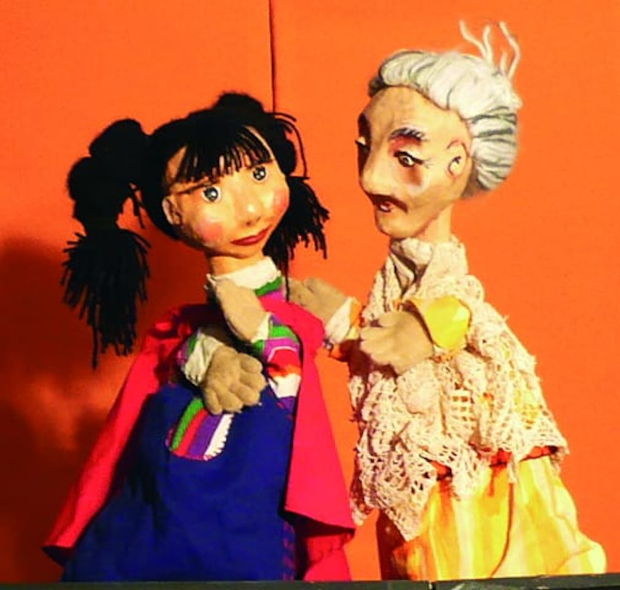 El Festival Internacional de Titeres es realizado en Cali, por el Pequeño Teatro de Muñecos.