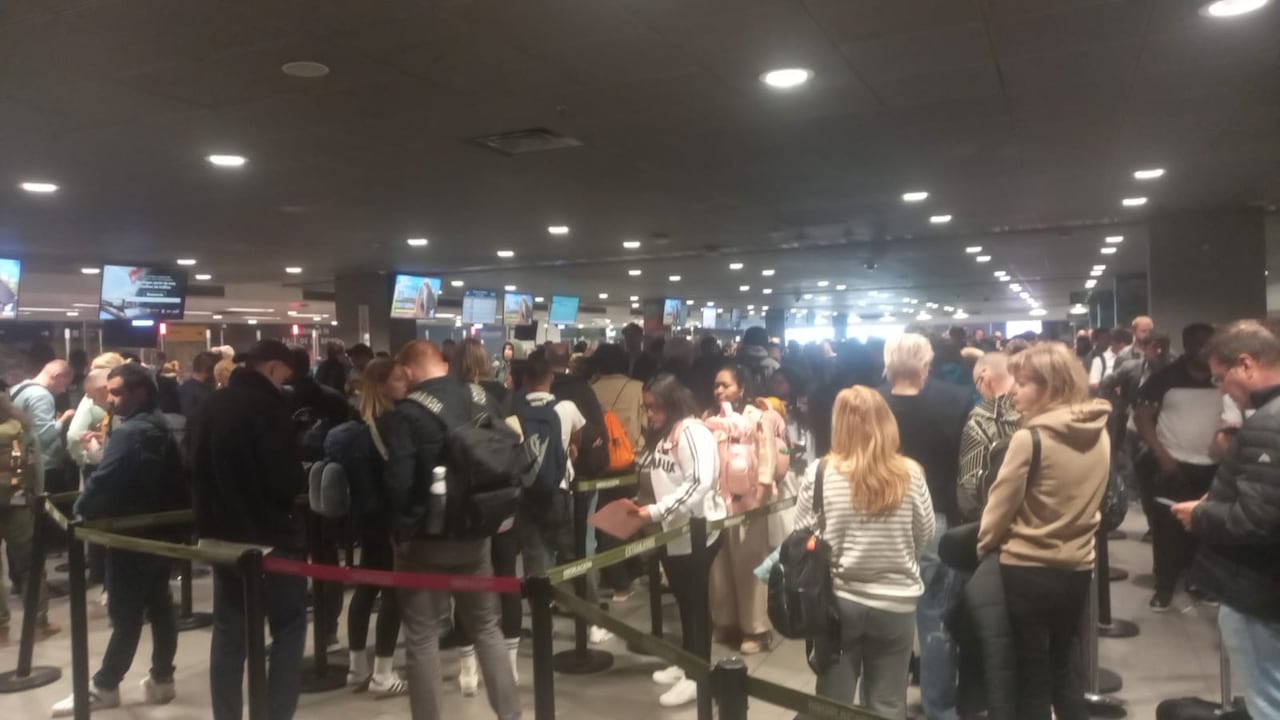 Caos en el aeropuerto El Dorado por falles en el sistema de Migración.